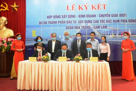 Bộ Giao thông Vận tải và Công ty Trách nhiệm hữu hạn Tập đoàn Sơn Hải ký kết đầu tư cao tốc Nha Trang-Cam Lâm theo hình thức PPP. (Ảnh: Việt Hùng/Vietnam+)