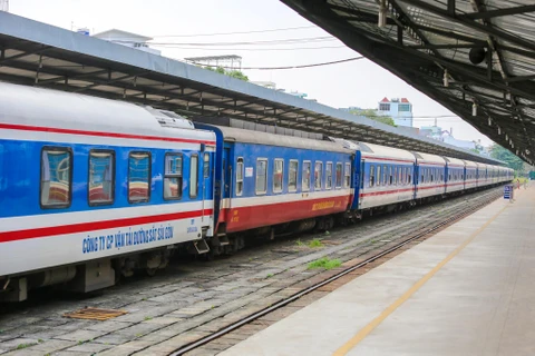 Đoàn tàu khách chạy tuyến Bắc-Nam của Tổng công ty Đường sắt Việt Nam. (Ảnh: Minh Sơn/Vietnam+)