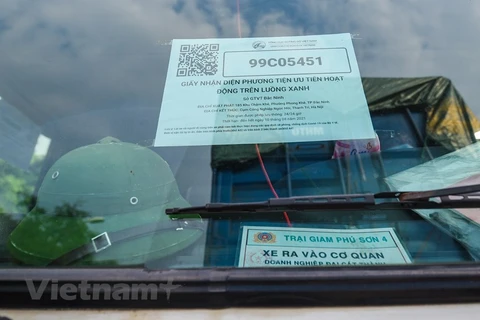 Một phương tiện có giấy nhận diện phương tiện có mã QR Code lưu thông qua chốt kiểm dịch. (Ảnh: Minh Sơn/Vietnam+)