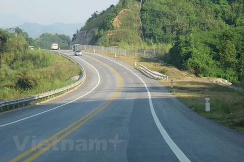 Phương tiện lưu thông trên một đoạn tuyến đường cao tốc hạn chế 2 làn xe. (Ảnh: Việt Hùng/Vietnam+)