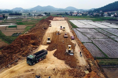 Cao tốc Nghi Sơn-Diễn Châu đang được các nhà thầu tăng tốc thi công để đẩy nhanh tiến độ dự án. (Ảnh: Huy Hùng/Vietnam+)