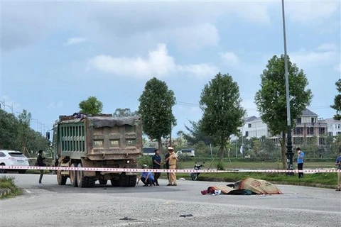 Hiện trường vụ tai nạn nghiêm trọng xảy ra trên địa bàn thành phố Huế khiến 4 mẹ con tử vong vào sáng ngày 26/11 vừa qua. (Ảnh: TTXVN phát)