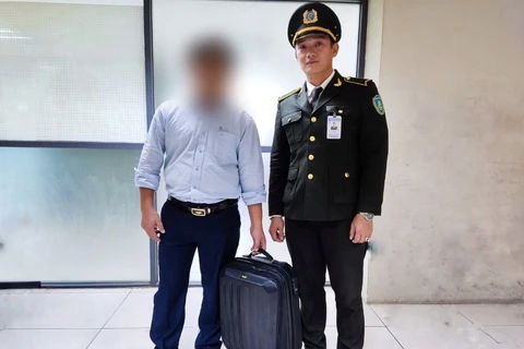 Anh Trịnh Quốc Thắng, nhân viên an ninh hàng không phát hiện và trao trả tài sản khách bỏ quên tại sân bay Nội Bài. (Ảnh: CTV/Vietnam+)