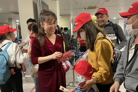 Tổng giám đốc Vietjet Nguyễn Thị Phương Thảo bất ngờ xuất hiện tại sân bay, gửi lời chúc và các phần quà ý nghĩa đến công nhân, người lao động khó khăn. (Ảnh: CTV/Vietnam+)