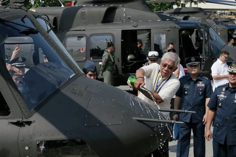 Bộ trưởng Quốc phòng Philippines Voltaire Gazmin trong lễ bàn giao 10 chiếc trực thăng mới cho Không quân Philippines ngày 17/8. (Nguồn: AP)