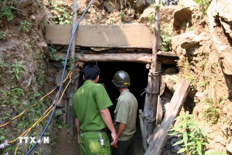Một hầm khai thác vàng trái phép ở Quảng Nam. (Ảnh: Đỗ Trưởng/TTXVN)