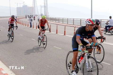 Các vận động viên thi đấu nội dung đạp xe 90km. (Ảnh: Trần Lê Lâm/TTXVN) 