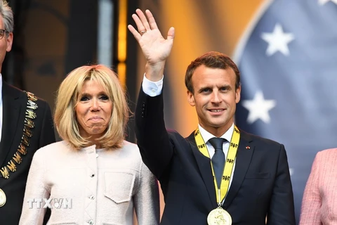 Tổng thống Pháp Emmanuel Macron (phải) và phu nhân tại lễ trao giải. (Nguồn: AFP/TTXVN)