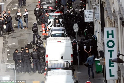 Cảnh sát Pháp bên ngoài tòa nhà nơi phần tử vũ trang bắt giữ con tin. (Nguồn: dailymail.co.uk)