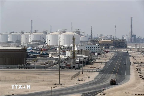 Toàn cảnh thành phố công nghiệp Ras Laffan, nơi đặt các cơ sở sản xuất khí đốt tự nhiên hóa lỏng (LNG) của Qatar, cách thủ đô Doha khoảng 80km về phía bắc tháng 2/2017. (Ảnh: AFP/TTXVN)