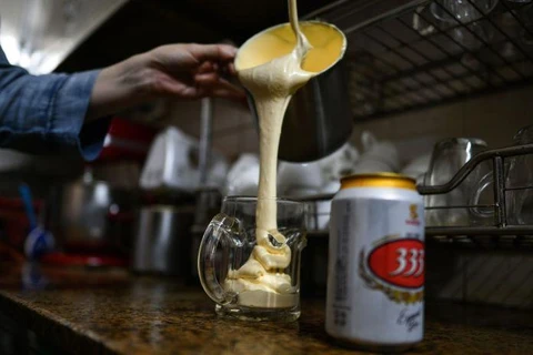 Hỗn hơp trứng được để riêng, sau đó được pha với bia lạnh tại bàn. (Nguồn: AFP/Getty Images)