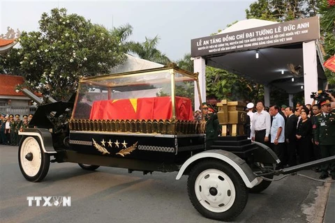 Linh cữu nguyên Chủ tịch nước, Đại tướng Lê Đức Anh được an táng tại Nghĩa trang Thành phố Hồ Chí Minh. (Ảnh: Xuân Dự/TTXVN)