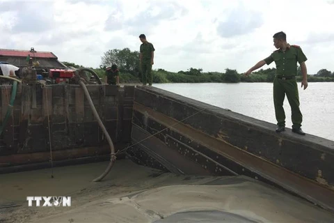 Tình trạng khai thác cát trái phép trên sông Bồ, sông Hương khiến người dân hết sức bức xúc. (Ảnh: Sỹ Tuyên/TTXVN)