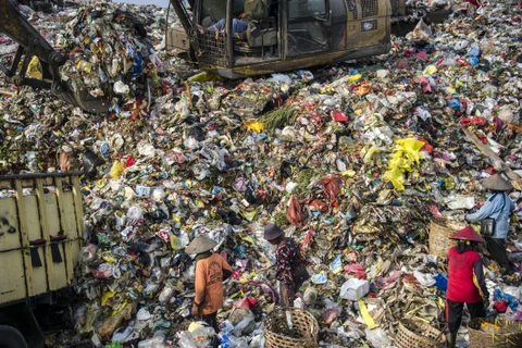 Một bãi rác thải ở Bekasi, Indonesia. (Ảnh: AFP/TTXVN)