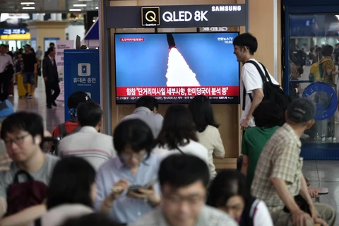 Người dân theo dõi qua màn hình vô tuyến tại nhà ga đường sắt ở Seoul, Hàn Quốc hình ảnh tên lửa Triều Tiên được phóng thử nghiệm ngày 25/7/2019. (Ảnh: AFP/TTXVN)