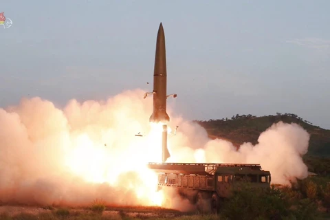 (Ảnh do Đài truyền hình Trung ương Triều Tiên phát ngày 26/7/2019): Tên lửa tầm ngắn được phóng thử trên Bán đảo Hodo, gần thị trấn ven biển phía Đông Wonsan của Triều Tiên ngày 25/7/2019. (Ảnh: YONHAP/TTXVN)