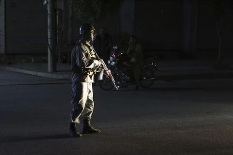 Một sỹ quan cảnh sát Afghanistan làm nhiệm vụ tại hiện trường vụ nổ ở Kabul. (Nguồn: AP)
