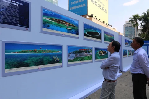 Đông đảo khách tham quan triển lãm và ra mắt sách ký sự "Không ảnh Đảo và Bờ biển Việt Nam.” (Ảnh: Thanh Vũ/TTXVN)
