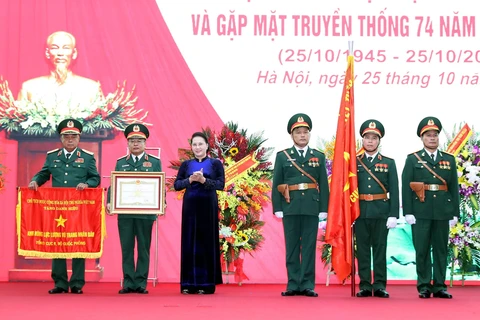 Chủ tịch Quốc hội Nguyễn Thị Kim Ngân trao Danh hiệu Anh hùng LLVT cho Tổng cục II. (Ảnh: Trọng Đức/TTXVN)