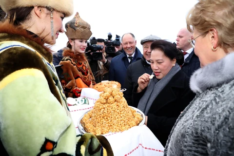 Thiếu nữ Tatarstan (Nga) chào đón Chủ tịch Quốc hội Nguyễn Thị Kim Ngân bằng ẩm thực truyền thống của địa phương. (Ảnh: Trọng Đức/TTXVN)