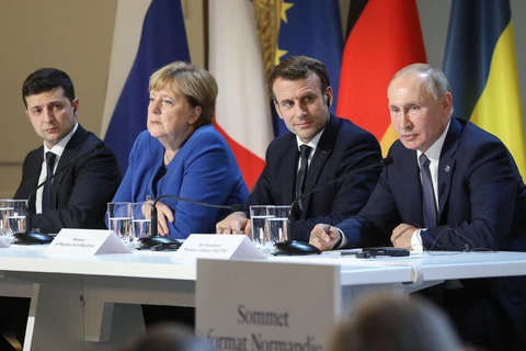 (Từ trái sang): Tổng thống Ukraine Volodymyr Zelensky, Thủ tướng Đức Angela Merkel, Tổng thống Pháp Emmanuel Macron và Tổng thống Nga Vladimir Putin trong cuộc họp báo sau Hội nghị thượng đỉnh Nhóm Bộ tứ Normandy tại Paris, Pháp, ngày 9/12/2019. (Ảnh: AFP
