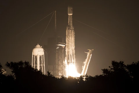 Tên lửa đẩy Falcon Heavy mang theo 24 vệ tinh rời bệ phóng tại Trung tâm Vũ trụ Kennedy thuộc Cơ quan Hàng không Vũ trụ Mỹ (NASA) ở bang Florida ngày 25/6/2019. (Ảnh: AFP/TTXVN)