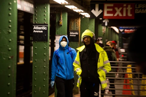 Người dân đeo khẩu trang nhằm ngăn chặn sự lây lan của dịch COVID-19 tại New York, Mỹ. (Ảnh: THX/TTXVN)
