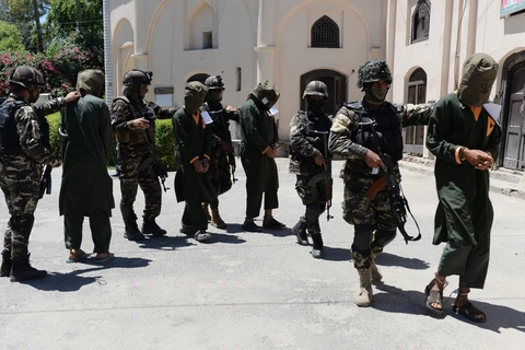 Binh sỹ Afghanistan áp giải các tay súng Taliban bị bắt giữ tại Jalalabad ngày 23/5/2018. (Ảnh: AFP/TTXVN)