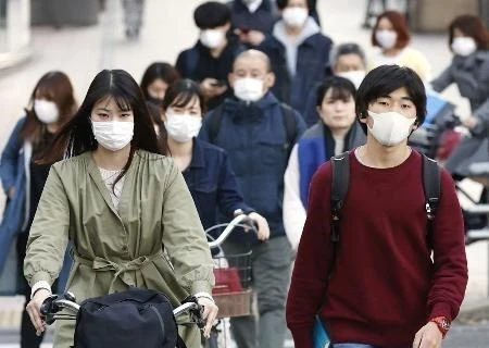 Người dân Nhật Bản đeo khẩu trang phòng dịch COVID-19 tại Fukuoka, Tây Nam Nhật Bản ngày 6/4/2020. (Ảnh: Kyodo/TTXVN)