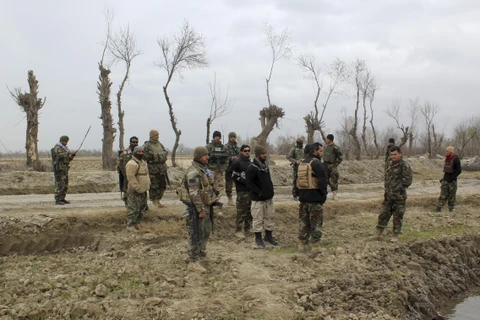 Nhân viên an ninh Afghanistan gác tại hiện trường vụ tấn công do Taliban tiến hành gần tiền đồn của quân đội quốc gia Afghanistan (ANA) tại tỉnh Kunduz ngày 4/3/2020. (Ảnh: AFP/TTXVN)