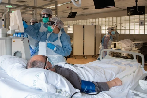 Nhân viên y tế điều trị cho bệnh nhân mắc COVID-19 tại một bệnh viện ở Barcelona, Tây Ban Nha ngày 7/4/2020. (Ảnh: THX/TTXVN)
