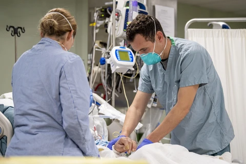 Nhân viên y tế Mỹ điều trị cho bệnh nhân nhiễm COVID-19 trên tàu bệnh viện USNS Mercy ở Los Angeles, bang California ngày 4/4/2020. (Ảnh: AFP/TTXVN)
