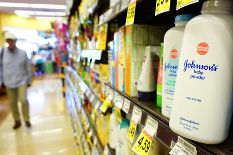 Phấn rôm của Johnson & Johnson được bày bán tại một siêu thị ở lhambra, California, Mỹ năm 2019. (Ảnh: AFP/TTXVN)