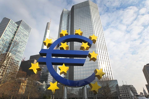 Biểu tượng đồng euro tại Frankfurt, Đức. (Ảnh: AFP/TTXVN)