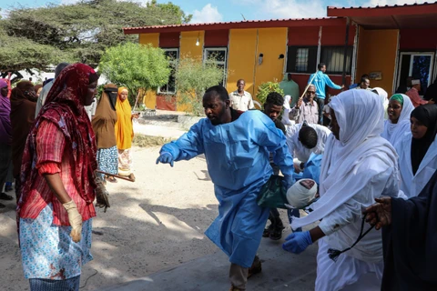 Chuyển nạn nhân bị thương trong một vụ tấn công bằng bom tại Mogadishu, Somalia. (Ảnh: AFP/TTXVN)