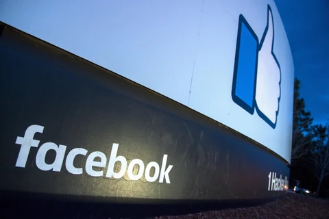 Biểu tượng của mạng xã hội Facebook tại Menlo Park, bang California, Mỹ. (Ảnh: AFP/TTXVN)