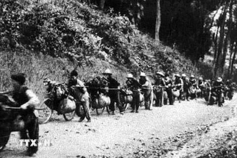 Dân công thồ hàng bằng xe đạp phục vụ cho chiến dịch Điện Biên Phủ. (Ảnh: Tư liệu/TTXVN)