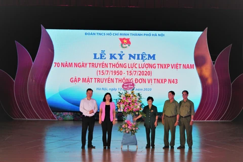 Đại diện tuổi trẻ Thủ đô tặng hoa tri ân lực lượng thanh niên xung phong. (Ảnh: Linh Anh/TTXVN)