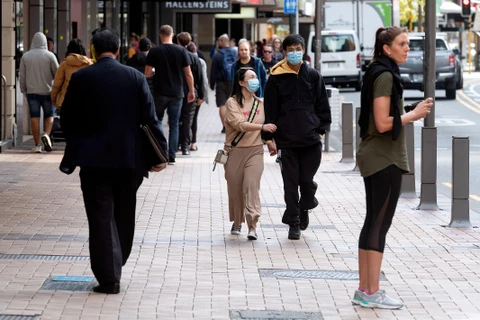 Người dân đi bộ trên phố ở Wellington, New Zealand ngày 14/5/2020. (Ảnh: AFP/TTXVN)