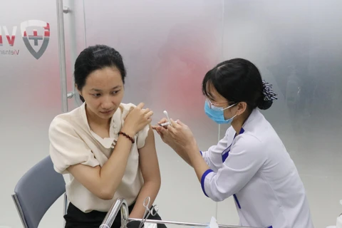 Người dân tiêm vắcxin phòng bệnh bạch hầu tại Trung tâm VNVC Buôn Ma Thuột. (Ảnh: Tuấn Anh/TTXVN)