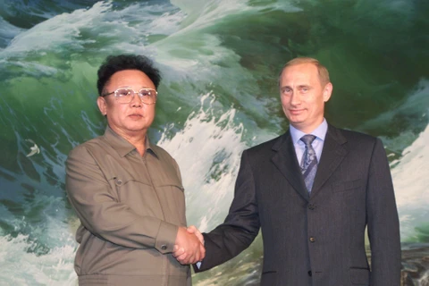 Nhà lãnh đạo Triều Tiên Kim Jong Il (trái) và Tổng thống Nga Vladimir Putin (phải) tại cuộc gặp ở Bình Nhưỡng, ngày 19/7/2000. (Ảnh: AFP/TTXVN)