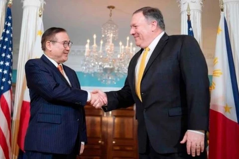 Ngoại trưởng Philippines Teodoro Locsin và người đồng cấp Mỹ Mỹ Mike Pompeo. (Nguồn: Bloomberg)