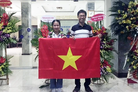 Thầy cô, gia đình chúc mừng Minh Trang sau khi giành Huy chương Vàng Olympic Hóa học quốc tế (IChO) lần thứ 52, năm 2020. (Ảnh: TTXVN)