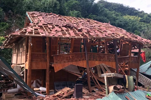 Ngôi nhà sàn của người dân ở bản Púng, xã Chiềng Ngần, thành phố Sơn La, tỉnh Sơn La bị hư hỏng nặng sau khi bị đá lăn vào. (Ảnh: Hữu Quyết/TTXVN)