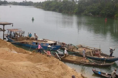 Bắt quả tang 2 phương tiện khai thác cát trái phép trên sông Tiền