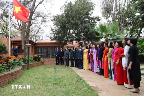 Lễ chào cờ nhân ngày Quốc khánh 2/9 được cử hành tại khuôn viên Đại sứ quán. (Ảnh: Trương Phi Hùng/TTXVN)