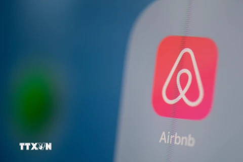 Biểu tượng nền tảng chia sẻ phòng và căn hộ Airbnb. (Ảnh: AFP/TTXVN)