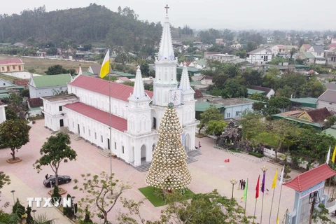 Cây thông Noel làm từ hơn 1.000 chiếc nón lá độc đáo nằm trong khuôn viên nhà thờ giáo xứ Bố Sơn. (Ảnh: Tá Chuyên/TTXVN)