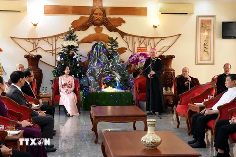 Giám mục chính Tòa Giáo phận Xuân Lộc cảm ơn Đoàn công tác đến thăm, chúc mừng Giáng sinh. (Ảnh: Công Phong/TTXVN)