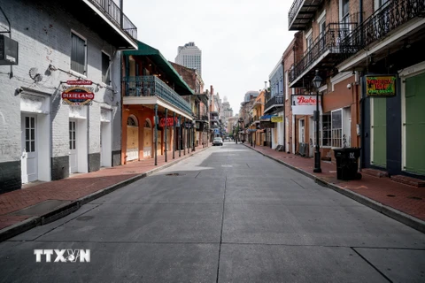 Các cửa hàng đóng cửa do dịch COVID-19 tại New Orleans, bang Louisiana, Mỹ ngày 23/4/2020. (Ảnh: AFP/TTXVN)